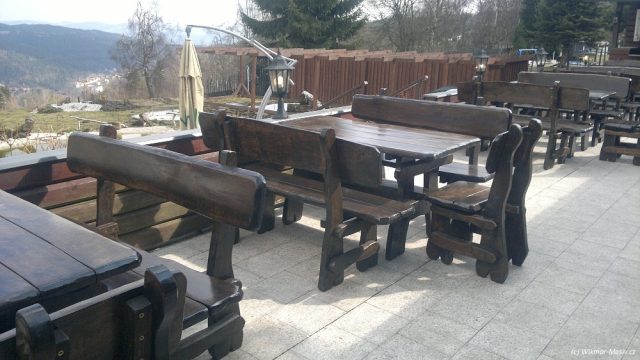 Řada stolů a lavic pro venkovní posezení