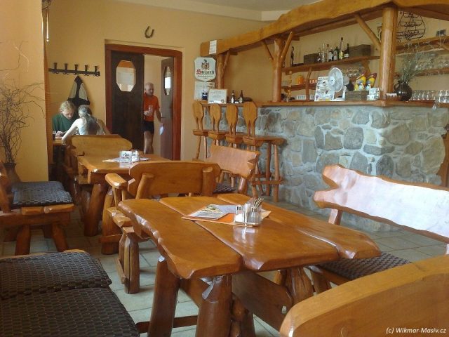 Interiér restaurace s barem