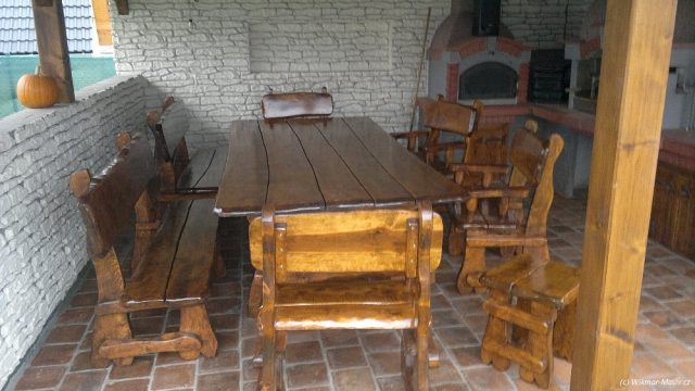 Posezení pod přístřeškem u pece