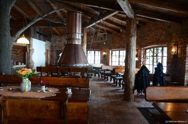 Restaurace s masivním interiérem